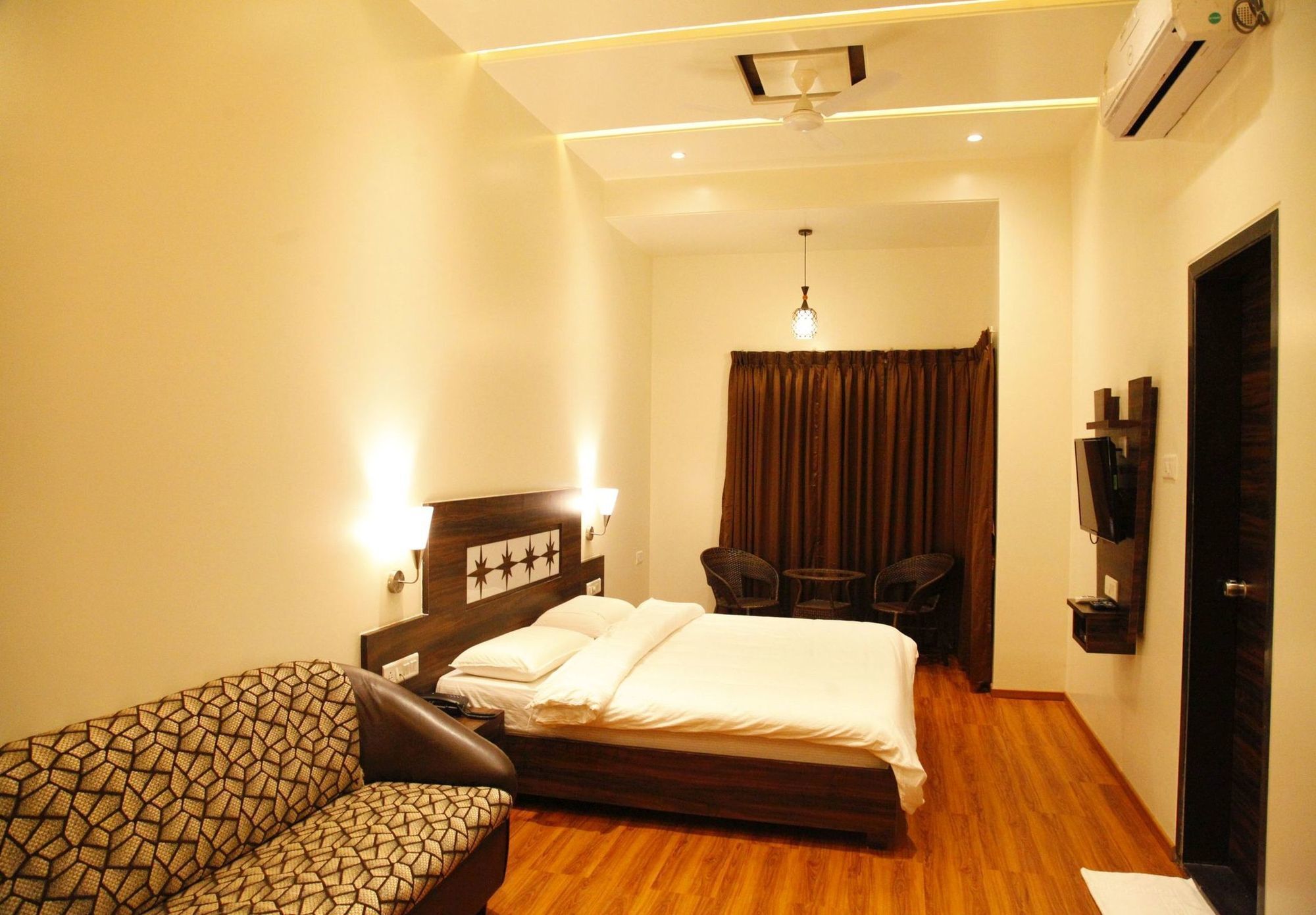 Popular Hotel Pune Exterior foto